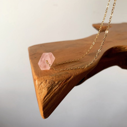 Chain with rose quartz.